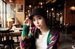 Kiểu tóc khi đội mũ lưỡi trai - Đuôi ngựa lệch
